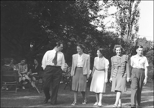 Bill Sadler (left) with some Forumites at the 1943 picnic